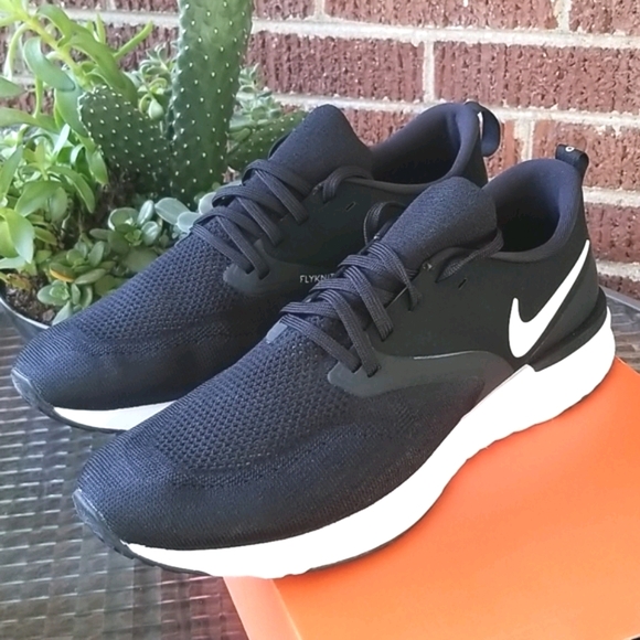 Odyssey React Flyknit Black / White Run / Walking - Picture 2 of 7